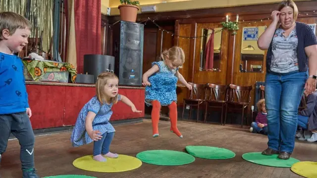 伦敦Nuhead的The Ivy House酒吧举行现场音乐、喜剧表演——还有儿童桑巴工作室