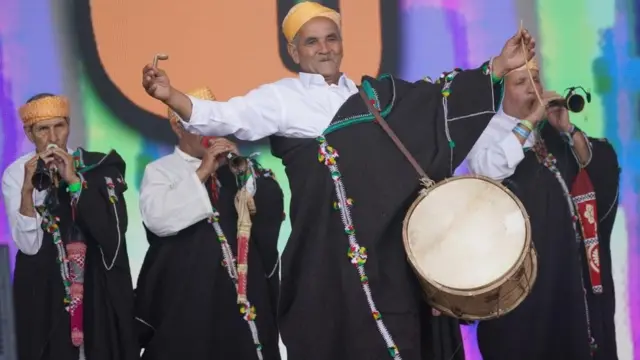 Les maîtres musiciens de Joujouka se produisent sur la scène de la Pyramide, au festival de Glastonbury, à Worthy Farm, dans le Somerset. Date de la photo : Vendredi 23 juin 2023