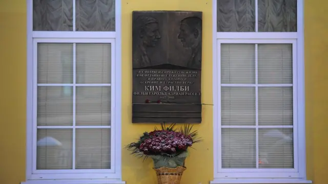 Una placa de reconocimiento a Kim Philby en Moscú.
