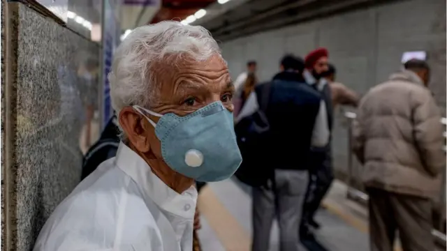 করোনাভাইরাসে প্রবীণদের সবচেয়ে বেশি আক্রান্ত হওয়ার কারণ বয়স বাড়ার সঙ্গে সঙ্গে তাদের রোগ প্রতিরোধ ক্ষমতা দুর্বল হতে থাকে।