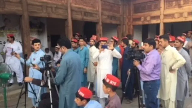 خیبر پختونخوا کے ضلع کرک میں نیوز چینل، لکی مروت کے مروت ٹی وی چینل اور ڈیرہ اسماعیل خان میں عہد نامہ کے نام سے ویب چینلز اور سوشل میڈیا چینلز کام کر رہے ہیں۔