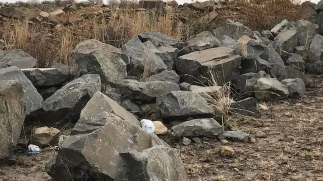 عُثِر على بقايا جثة المرأة بين هذه الحجارة