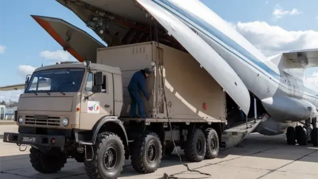 ရုရှား စစ်တပ် က ဆရာဝန်တွေ၊ ပိုးမွှားကင်းစင်ရေး အတွက် အသုံးပြုတဲ့ စစ်ကား တွေနဲ့ ဆေးပစ္စည်းတွေကို ပို့ဆောင် ပေး