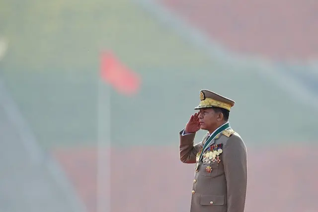 El comandante en jefe de Myanmar, Min Aung Hlaing, durante la ceremonia para celebrar el 70 aniversario de las fuerzas armadas en Naypyidaw el 27 de marzo de 2015.