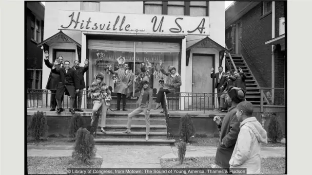 1965年，戈迪與至上女聲、摩城的一支樂隊（左），以及金牌創作樂團霍蘭-多澤-霍蘭一起揮手致意。