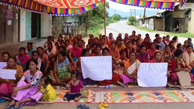 ધરણાં પર બેઠેલી સ્ત્રીઓ