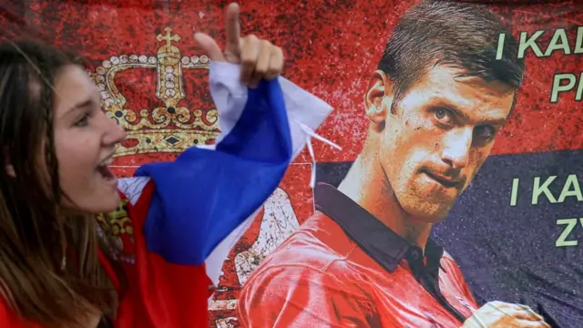 Người hâm mộ đã tập hợp bên ngoài khách sạn Park, nơi Djokovic đang bị tạm giữ ở Melbourne