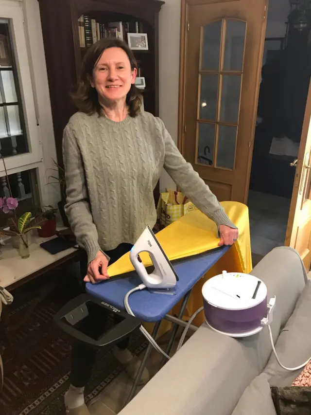 Moroz planchando ropa.