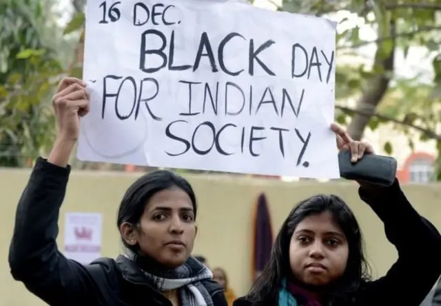 இரு பெண்கள் போராட்ட பதாகையுடன்