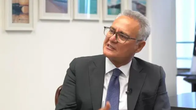 سناتور کالهیروس خواستار حداکثر ۷۲ ساعت ضرب الاجل برای بازگشت رئیسجمهور سابق به برزیل و ارائه توضیحات شده است