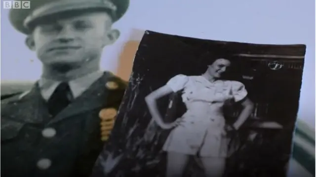 পুরোনো দিনের ছবিতে মিজ গেনেই ও মিস্টার রবিন্স।