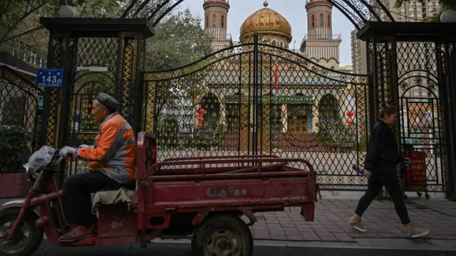 Sebagian besar masyarakat Uighur adalah penganut Islam, dan jumlahnya mencapai 11 juta jiwa di Xinjiang, China