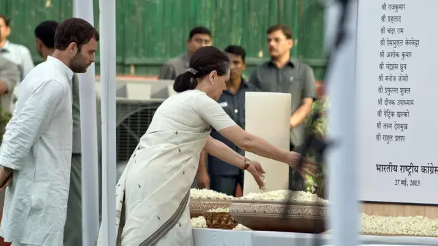 মাওবাদী হামলায় নিহত কংগ্রেস নেতা-কর্মীদের প্রতি শ্রদ্ধা জ্ঞাপন করছেন সোনিয়া গান্ধী ও রাহুল গান্ধী। মে, ২০১৩