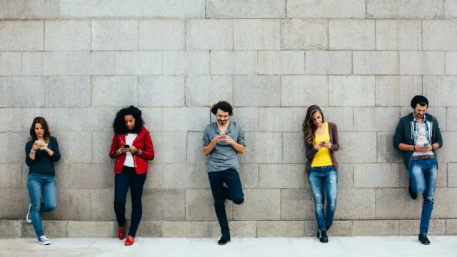 Gente conectada al celular.