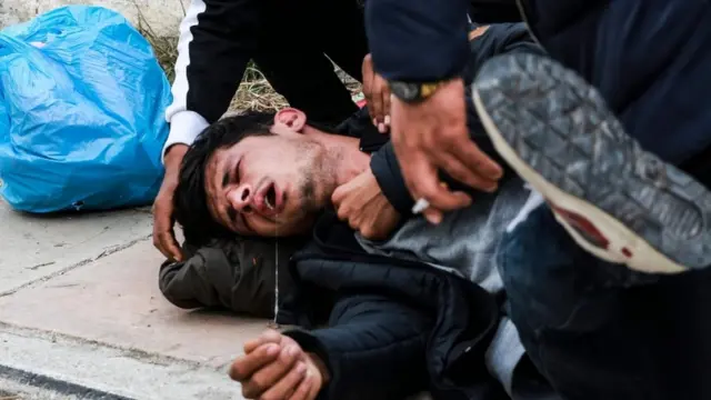 مهاجر سوري تعرض لإطلاق الغاز المسيل للدموع من قبل الشرطة في لسبوس