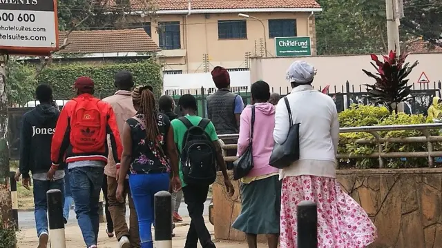 Baadhi ya wananchi jijini Nairobi wakielekea nyumbani kabla ya saa kumi na mbili jioni kama walivyoagizwa iliwaaeze kuhesabiwa wakiwa majumbani mwao.