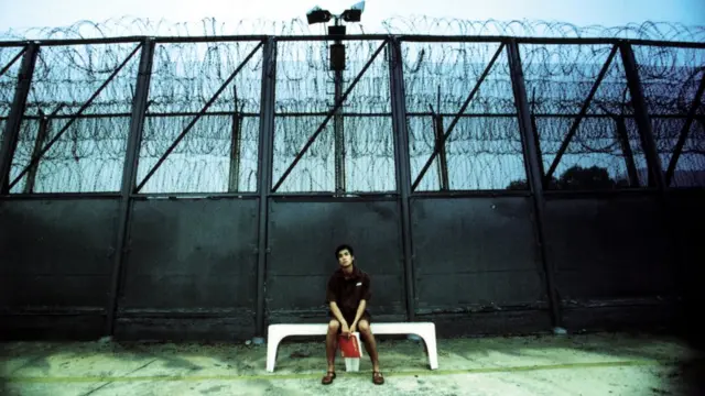 《等候董建华发落》