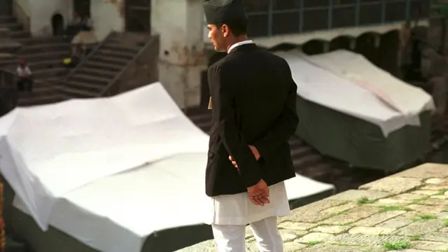 शाही परिवार के मारे गए सदस्यों के शवों को सैन्य अस्पताल से काठमाँडू में बागमति नदी के तट पर पशुपति नाथ आर्य घाट कॉम्प्लेक्स ले जाया गया जहाँ उनका अंतिम संस्कार किया गया