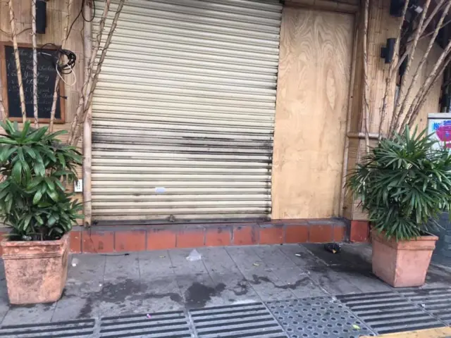 Ngay trước quán bar Alez Boo lớn và rất nổi tiếng góc ngã tư Đề Thám-Bùi Viện.
