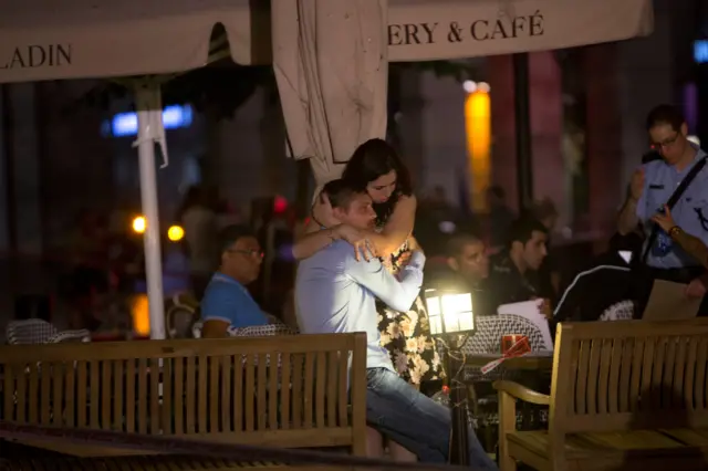 Люди вблизи от места теракта в Тель-Авиве