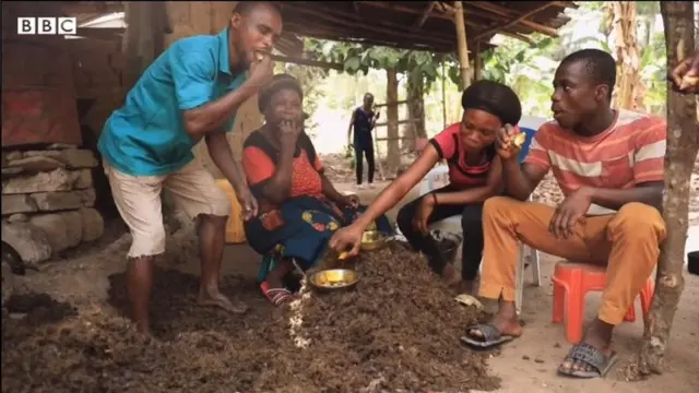 Idile Ogbona n jẹ iṣu ati epo