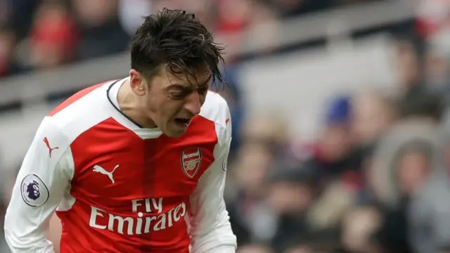 Mesut Özil 11 Şubat'taki Arsenal - Hull City maçında topu kaybetmelerine öfkelenmişti