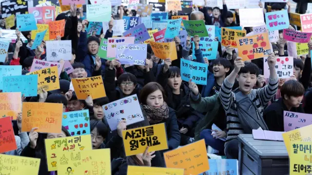 서울 종로구 옛 일본대사관 앞에서 열린 일본군 성노예제 문제해결을 위한 제1359차 정기 수요시위