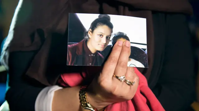 Mano sosteniendo una foto de Shamima Begum