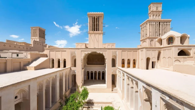 바람이 부는 쪽을 향해 나있는 입구에서 바람을 잡아 아랫쪽으로 내려보내는 윈드캐처