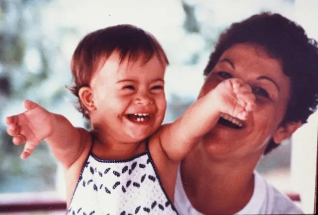 Débora bebê, com a mãe, Margarida