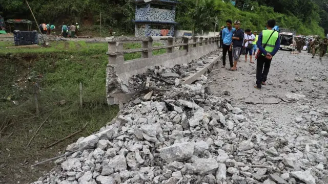 ဂုတ်တွင်းတံတားကို မိုင်းခွဲခဲ့ရသလို သြဂုတ်လ ၁၇ ရက်နေ့မှာလည်း နောက်ထပ် တံတားတွေ မိုင်းဖောက်ဖျက်ဆီးခံရ ပါတယ်။