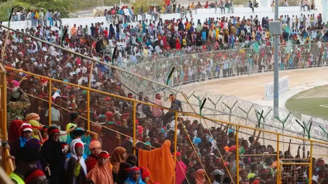 Dhallinyarop badan ayaa isugu tagay garoonka Koonis, kuwaas oo dhageystay khudbada madaxweynaha