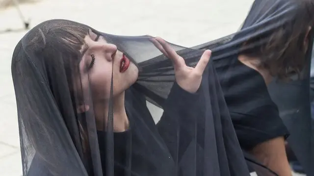 امرأة ترتدي أسود