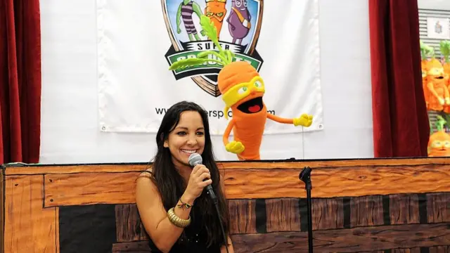 Radha Agrawal en una charla sobre su concepto de vegetales superhéroes