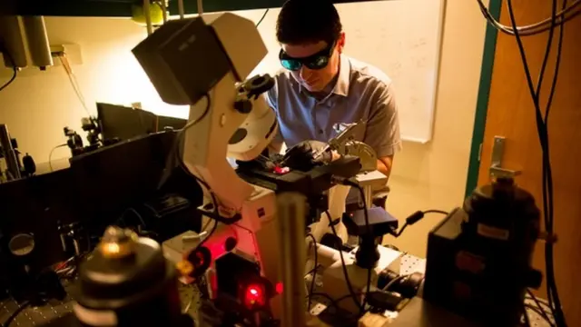 Científico trabajando en el MIT.