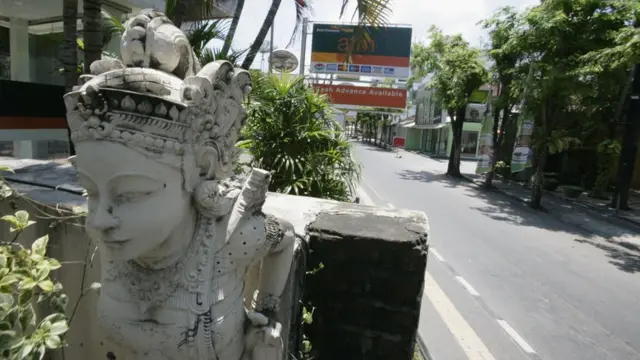 নিয়েপা উৎসবের সময় বালির একটি জনমানবহীন রাস্তা।