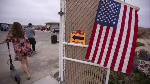 Un centro de votación en California, Estados Unidos