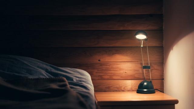 Fotografiajogo de cartas estrela betlâmpada acesa ao lado da uma cama