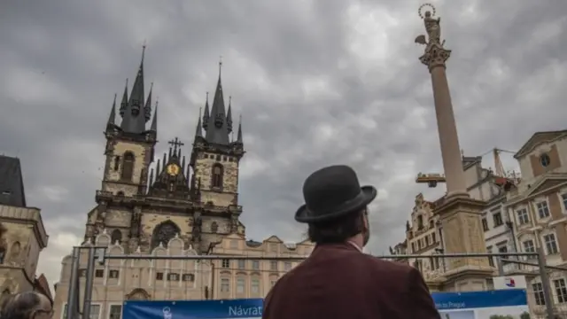 Статуя на площади