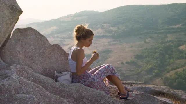 Девушка с гамбургером