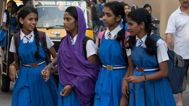 कोच्ची में स्कूल से लौटती छात्राएं