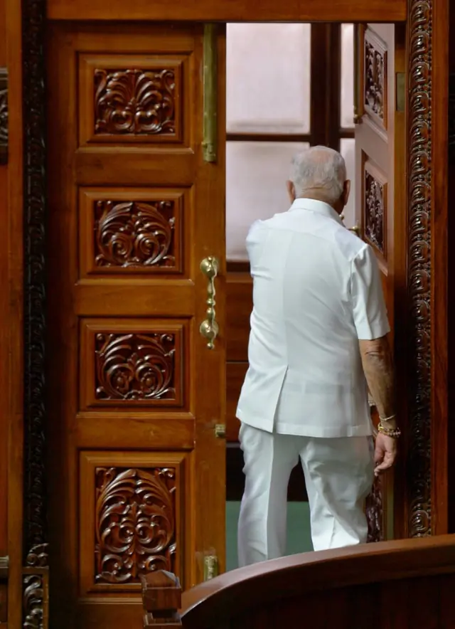 इस्तीफा देने के बाद सदन से बाहर जाते येदियुरप्पा