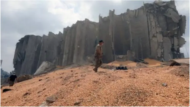 صومعة تخزين الغلال في الميناء دمرت بشكل كامل