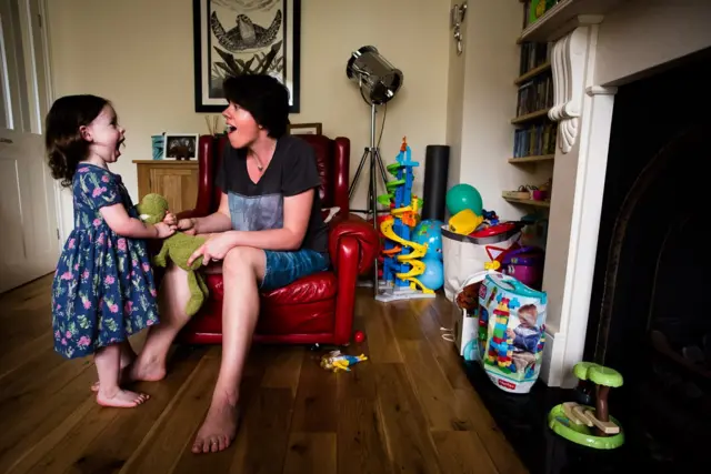 캐롤라인은 청각장애인이다. 그는 나비를 문신으로 새겼는데, 나비는 대부분이 소리를 들을 수 없기 때문이다