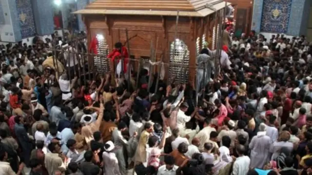 در پاکستان یک بمبگذار انتحاری با منفجر کردن خود در یک آرامگاه مسلمانان صوفی باعث کشته شدن دست کم ۷۰ نفر شده است