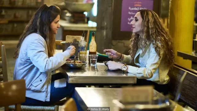 نهار در سرای غذا (فودکورت)