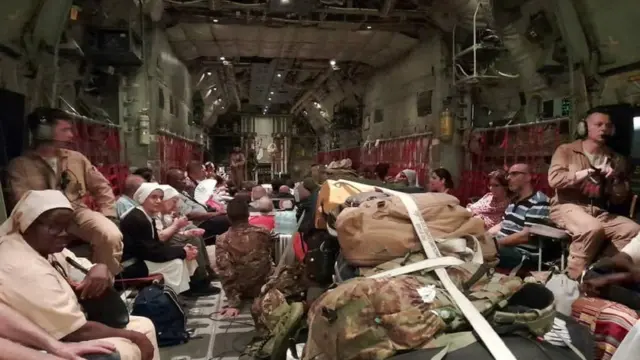 بعض رعايا الدول في طائرة ترحيل