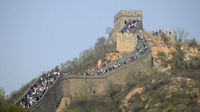 Tourists na muralha perto de Pequim