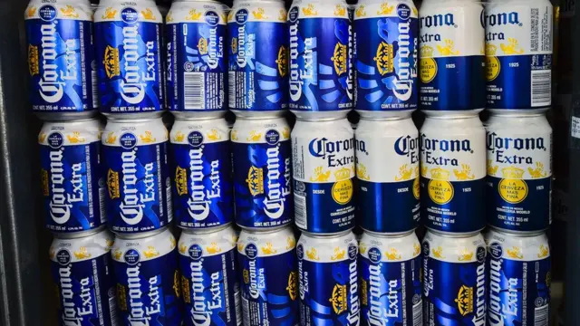 Latas de cerveza Corona.
