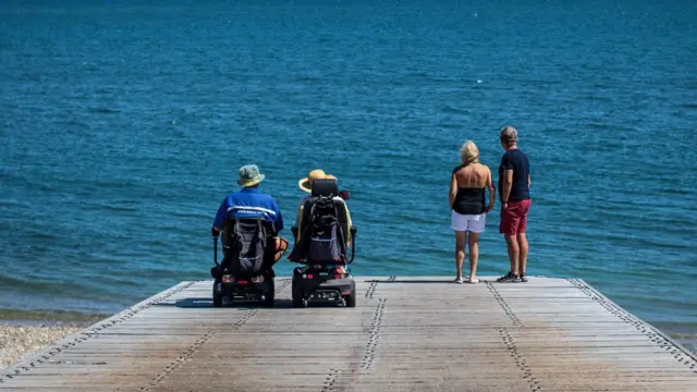 две супружеские пары на море